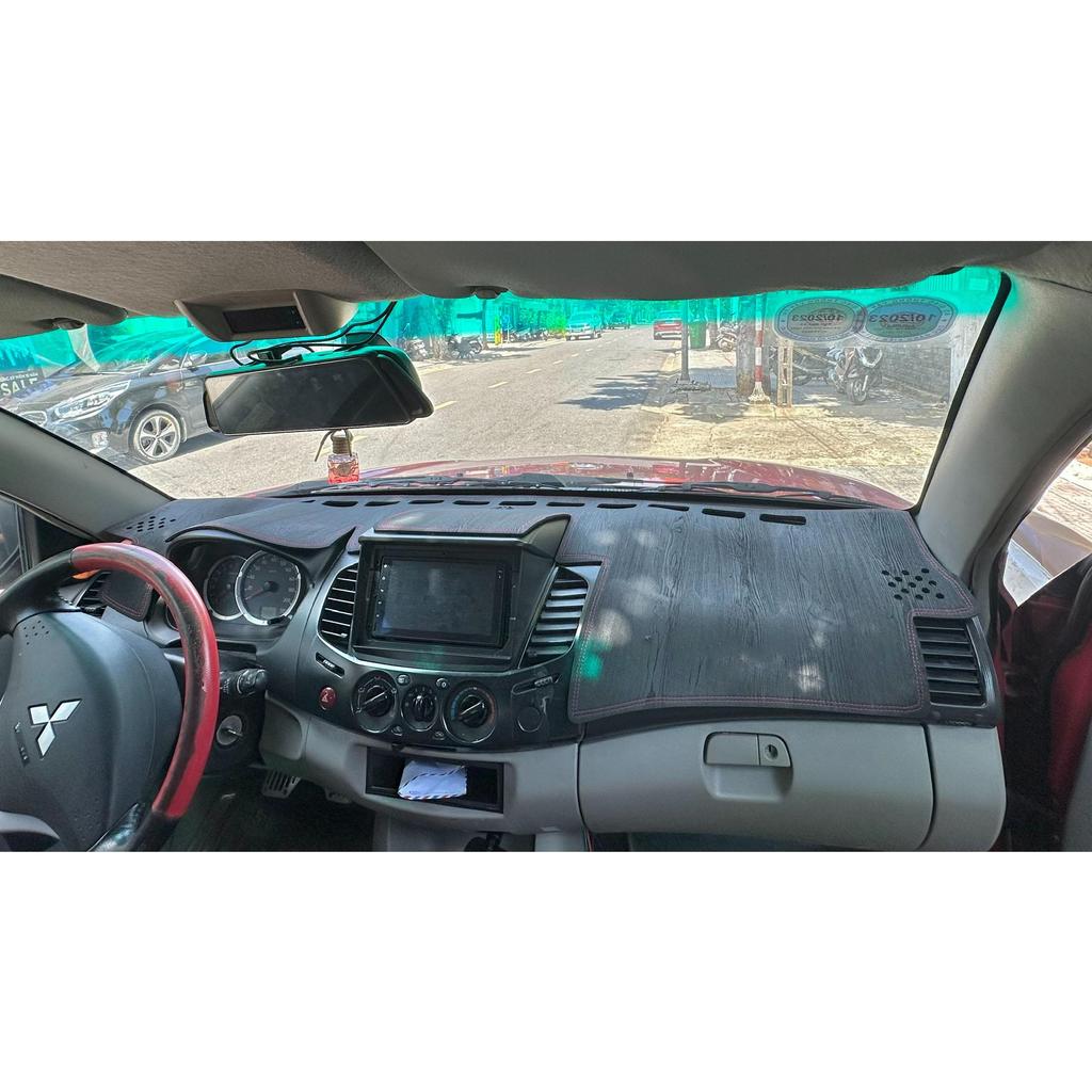 Mitsubishi Triton sau khi trải thảm taplo - ảnh 2