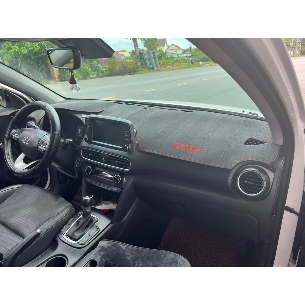 Hyundai Kona trước khi trải thảm taplo