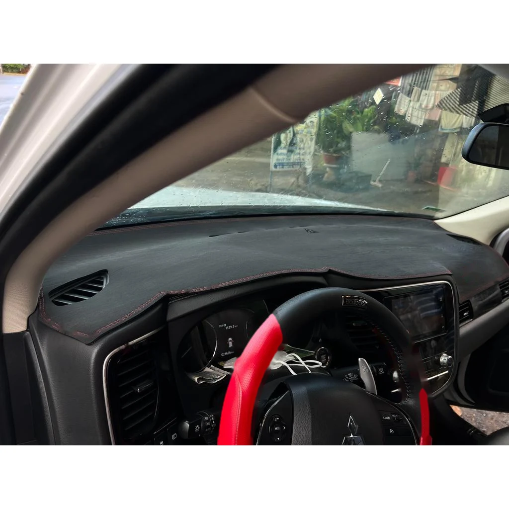 Mitsubishi Xpander / Attrage / Outlander / Triton / Pajero / Mirage trước khi trải thảm taplo